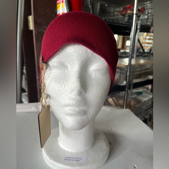 Red Marino wool hat - Picture 7 of 8